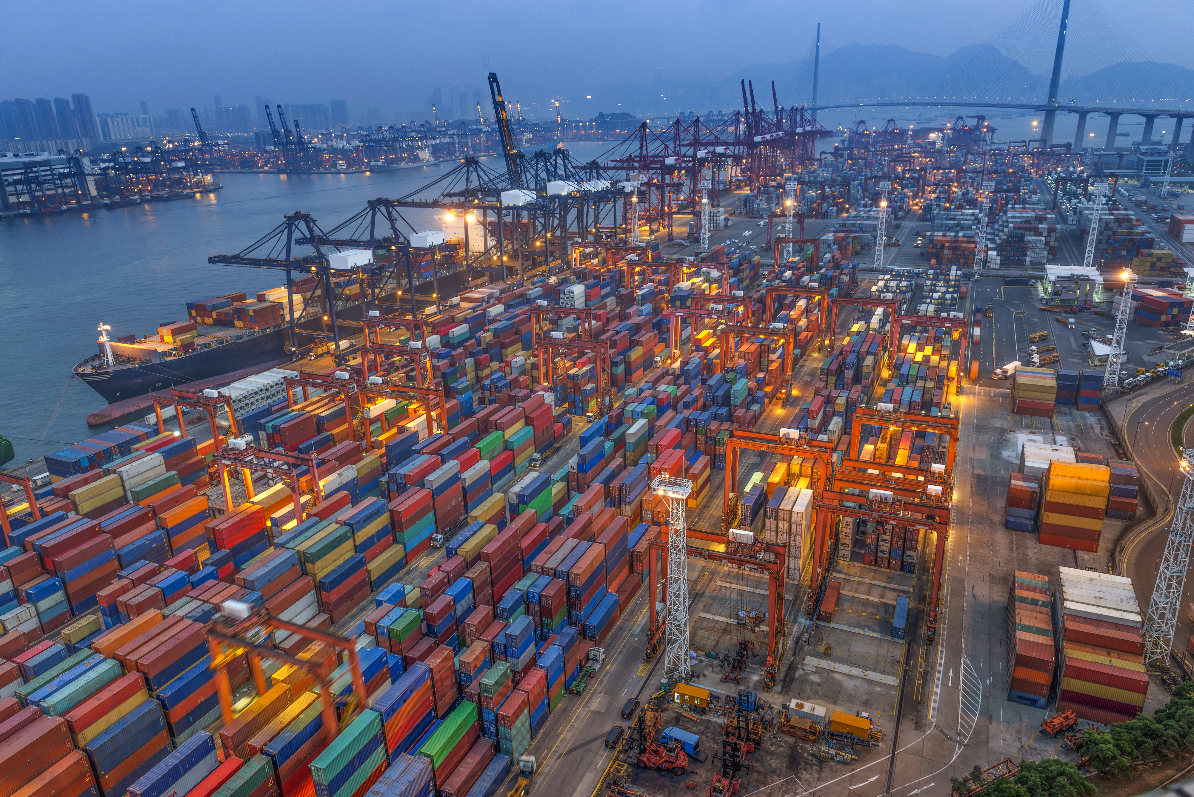 Cargo port. Порт Амбарли. Контейнерный терминал Сянган. Контейнеры в порту. Контейнерный порт.